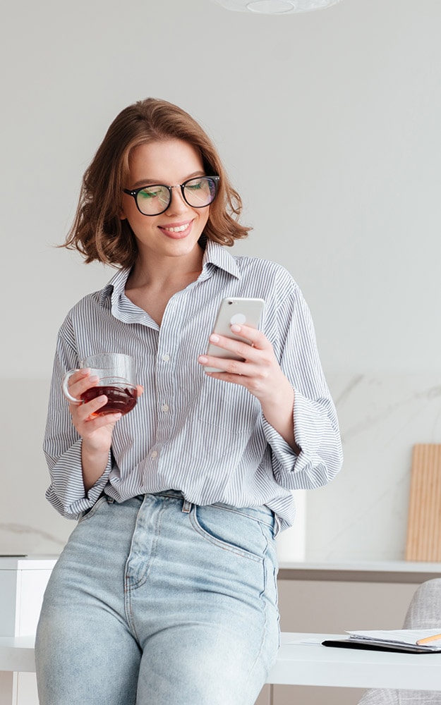 Femme heureuse au travail awaker